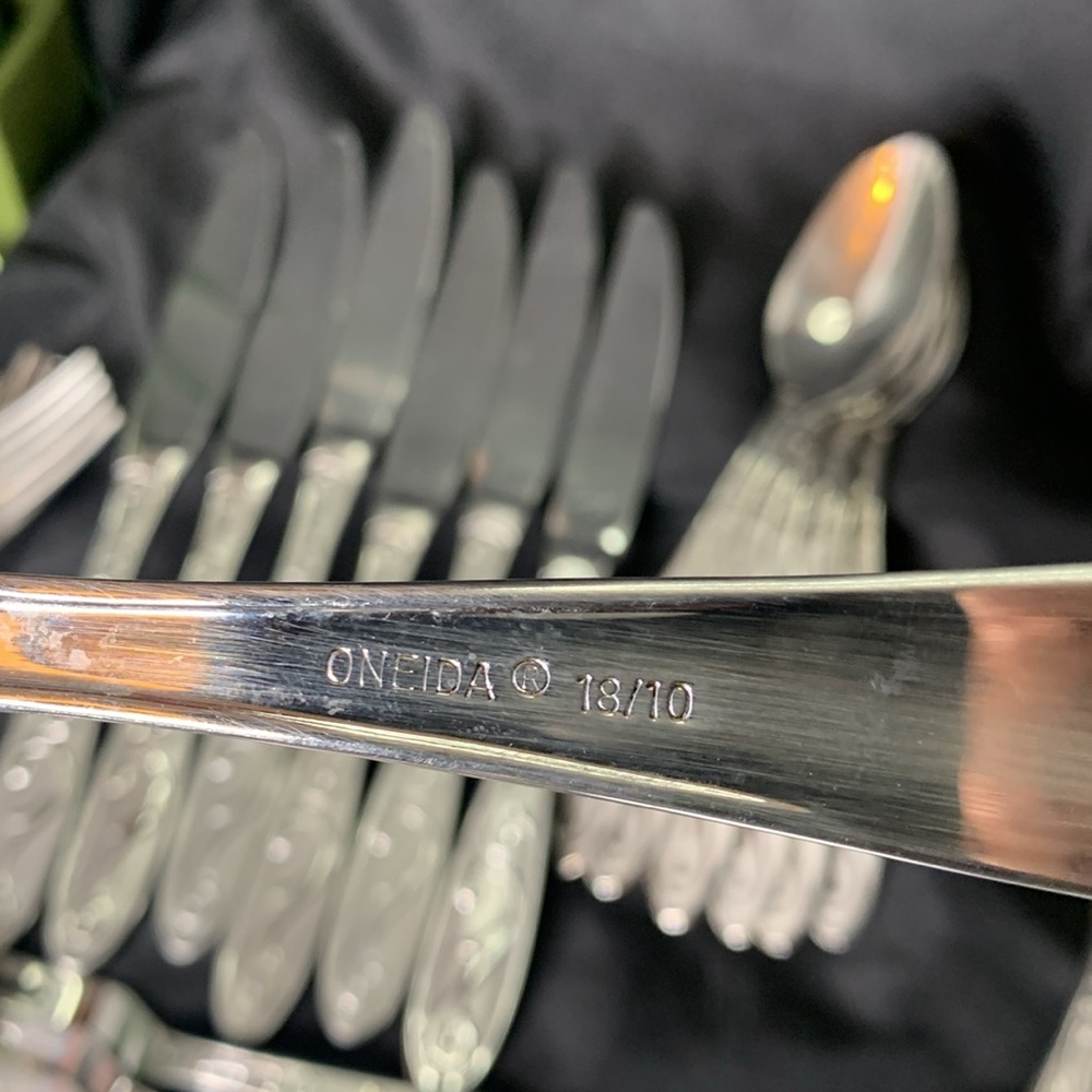 Oneida MANDERLY 28 piece Oneida flatware and serving set - Picture 7 of 12